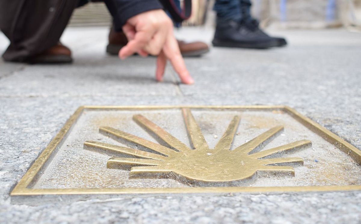 Una flecha sobre la Casa de las Conchas para visibilizar la importancia del Camino de Santiago